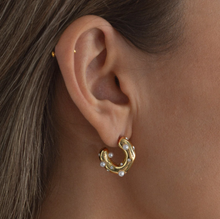 Load image into Gallery viewer, Solange Hoop Earrings