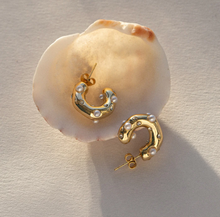 Load image into Gallery viewer, Solange Hoop Earrings