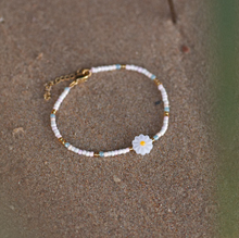 Load image into Gallery viewer, Tove Daisy Flower Pastel Bead Bracelet
