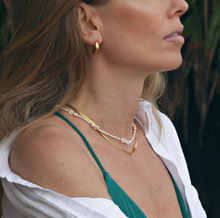 Load image into Gallery viewer, Elsa White Bead Flower and Pearl Necklace