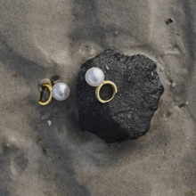 Load image into Gallery viewer, Essie Pearl Hoop Earrings