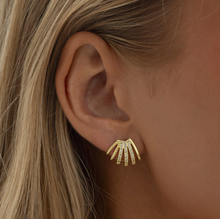 Load image into Gallery viewer, Rita Crystal Clam Stud Earrings