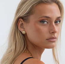 Load image into Gallery viewer, Rita Crystal Clam Stud Earrings