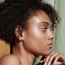 Load image into Gallery viewer, Rita Crystal Clam Stud Earrings