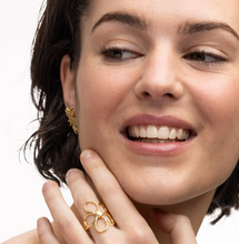 Load image into Gallery viewer, Lucky Outline Flower Ring