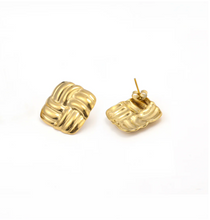 Load image into Gallery viewer, Hilde Knot Gold Stud