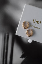 Load image into Gallery viewer, IRIS - GOLD HOOP EARRINGS