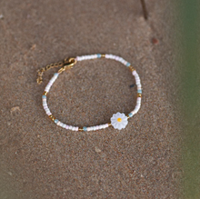 Load image into Gallery viewer, Tove Daisy Flower Pastel Bead Bracelet
