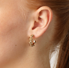 Load image into Gallery viewer, Gerda Flower Stud Earrings
