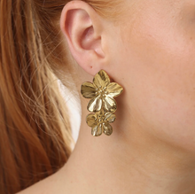 Load image into Gallery viewer, Lottie Flower Earrings Stainless Steel
