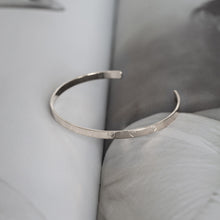 Load image into Gallery viewer, Engrave Hearts Bangle Silver
